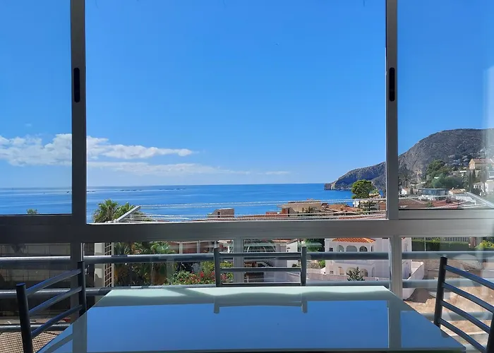 Vistas Al Mar. Junto A La Playa. Garaje Y Piscina.